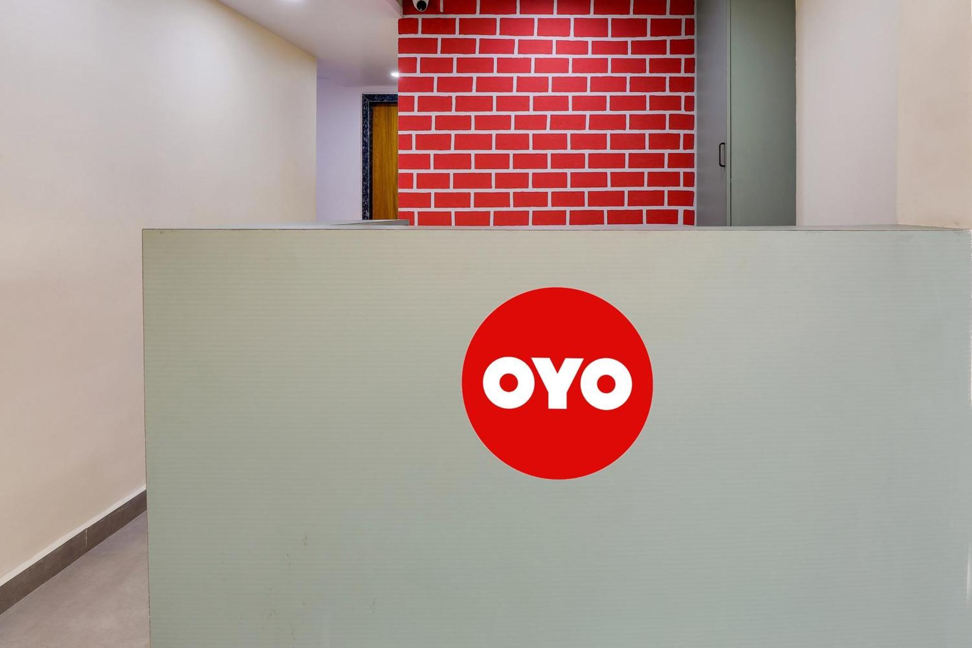 Hotel O Lotus Surat Bagian luar foto