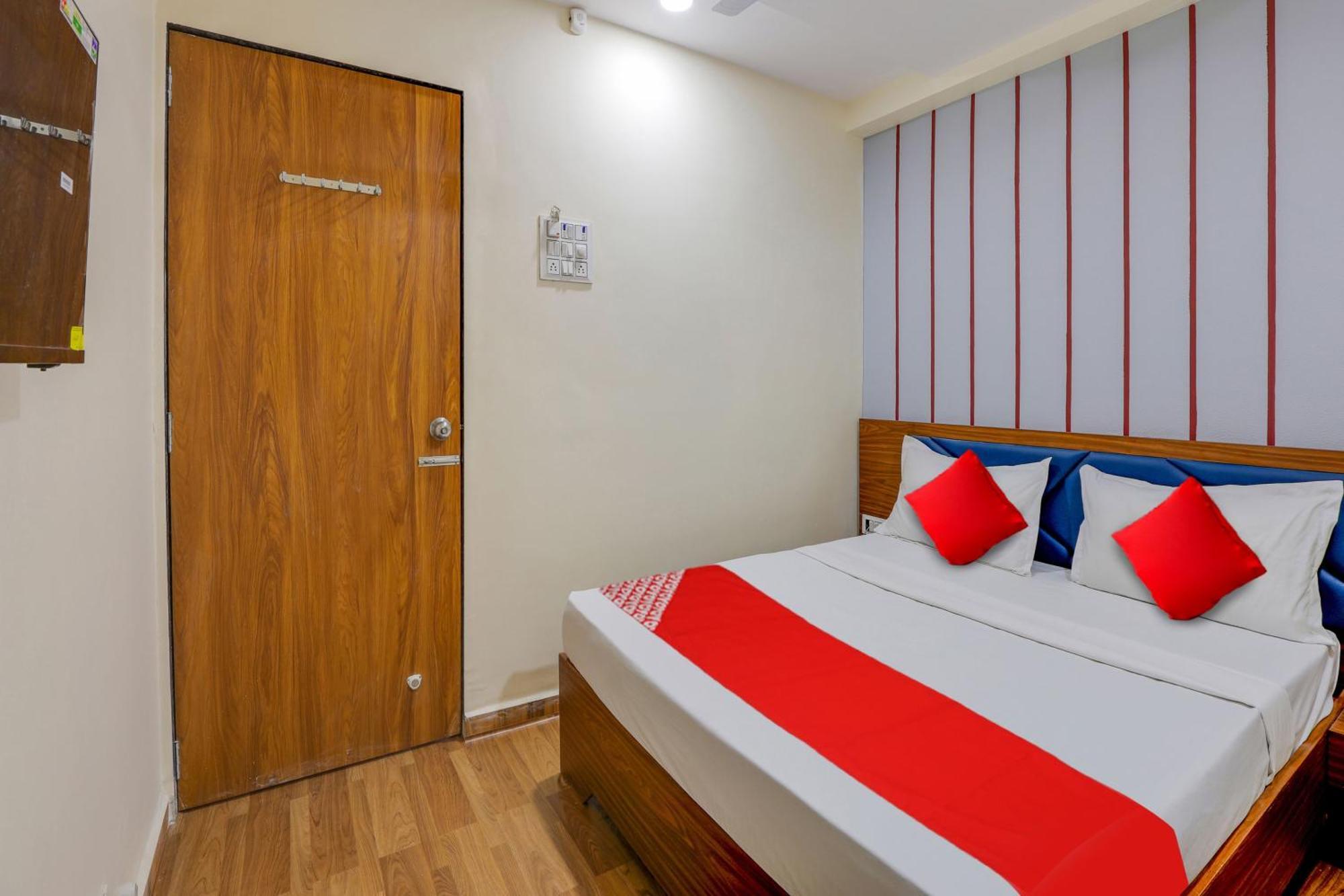 Hotel O Lotus Surat Bagian luar foto