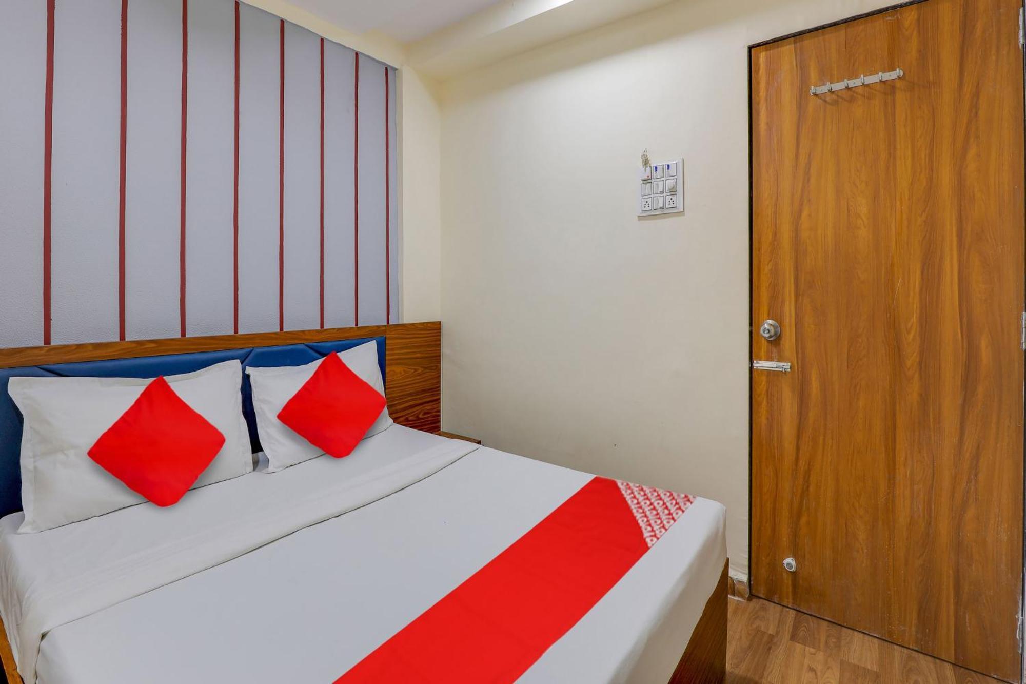 Hotel O Lotus Surat Bagian luar foto