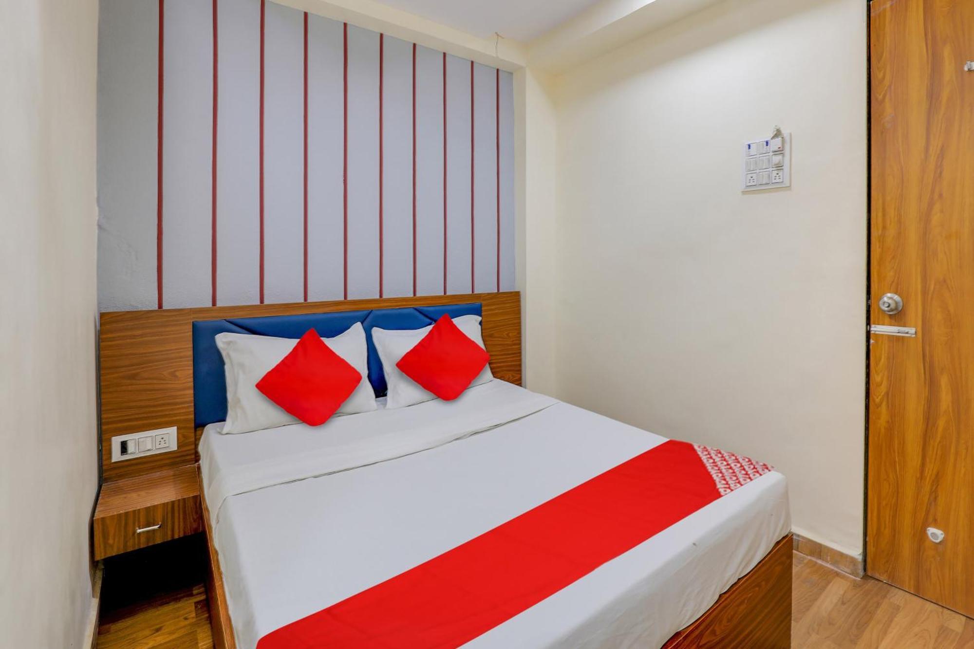 Hotel O Lotus Surat Bagian luar foto