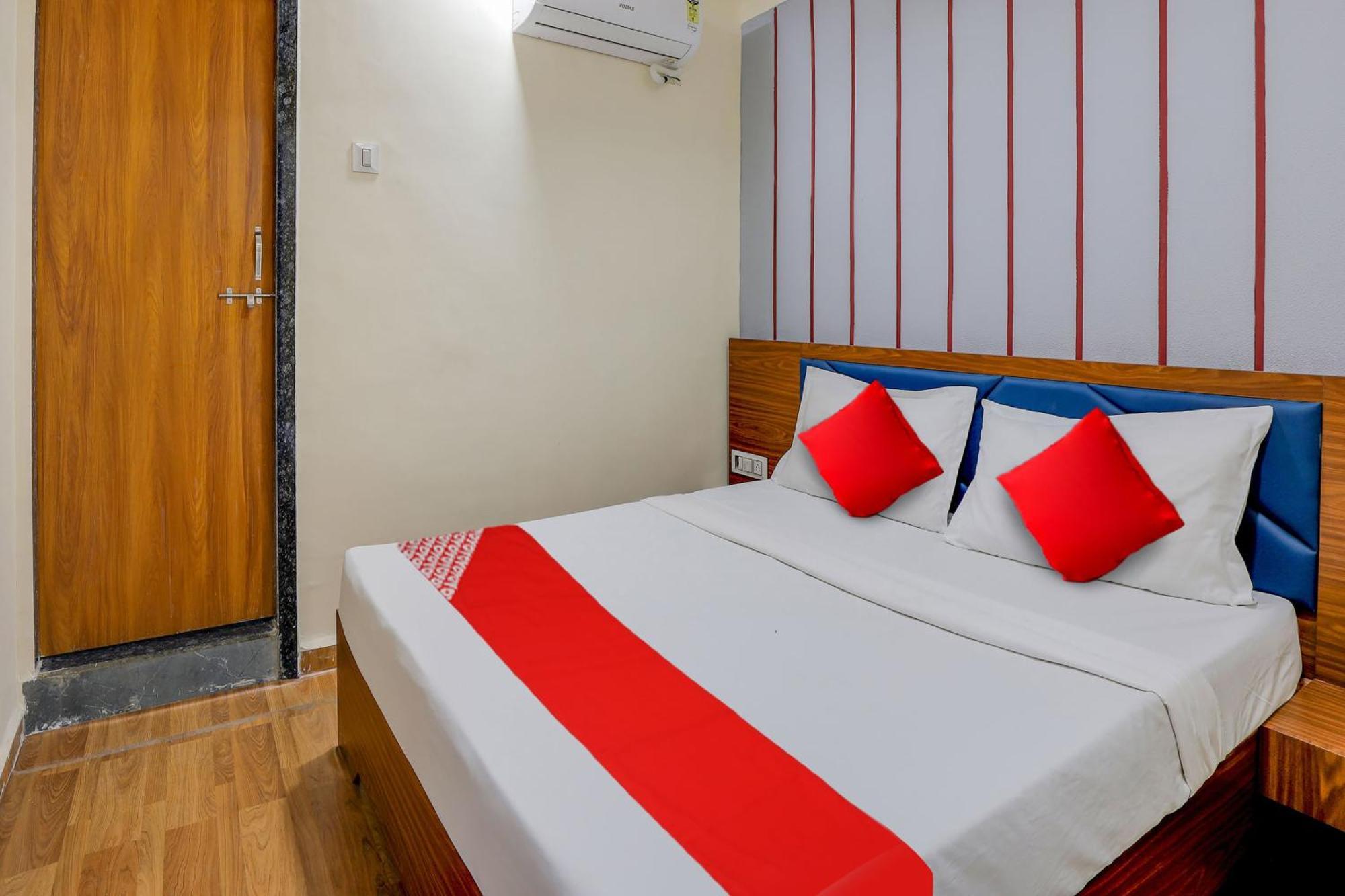 Hotel O Lotus Surat Bagian luar foto