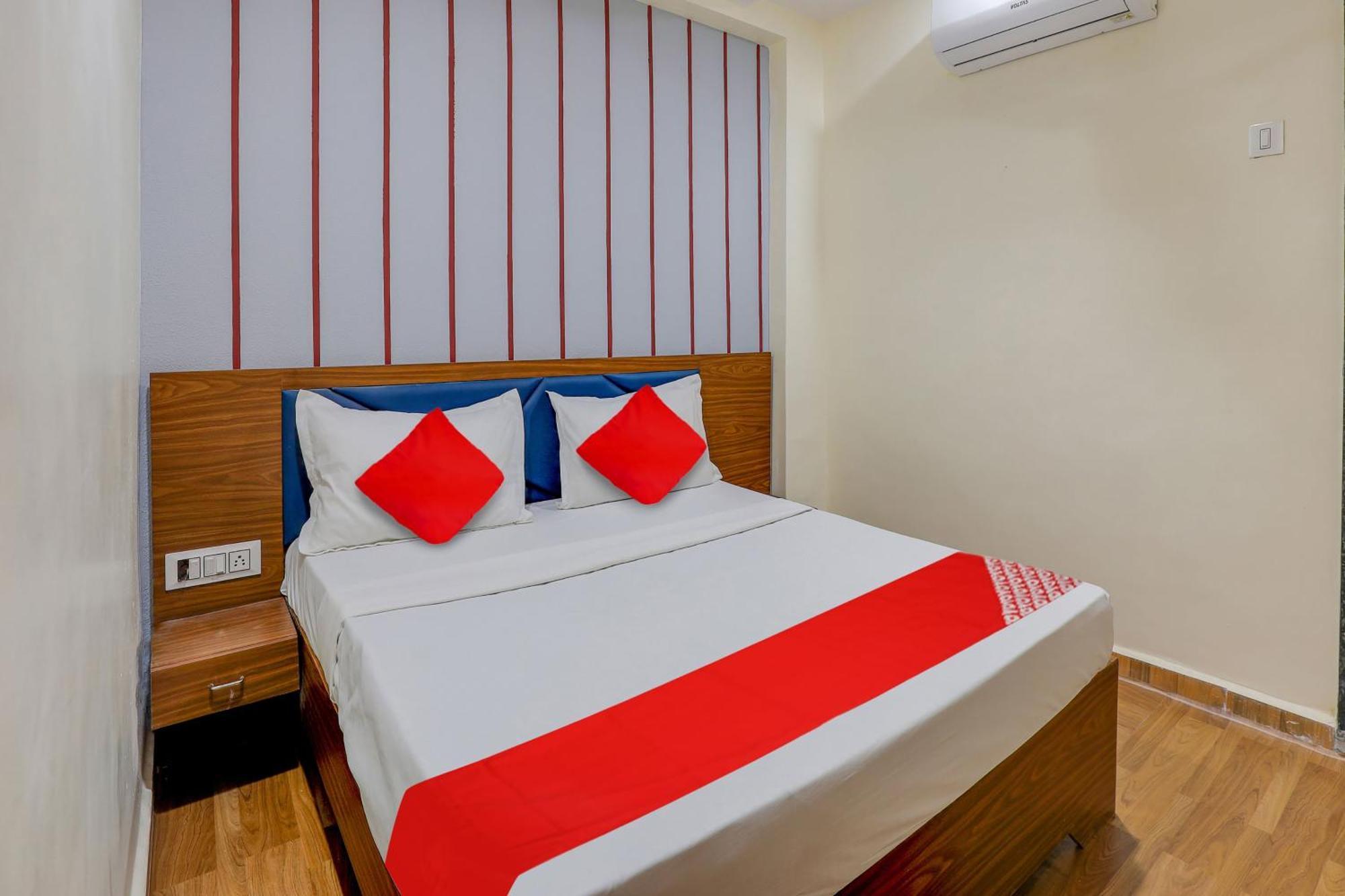 Hotel O Lotus Surat Bagian luar foto