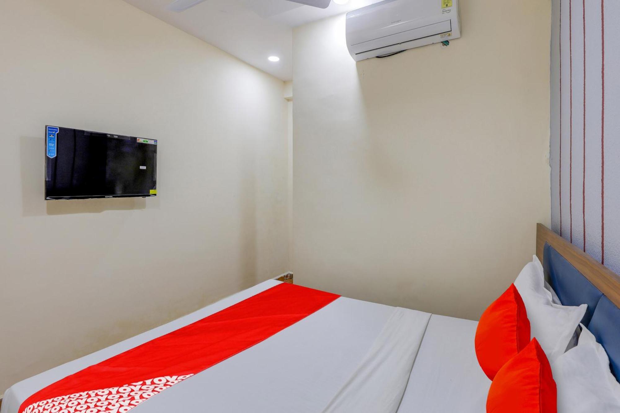 Hotel O Lotus Surat Bagian luar foto
