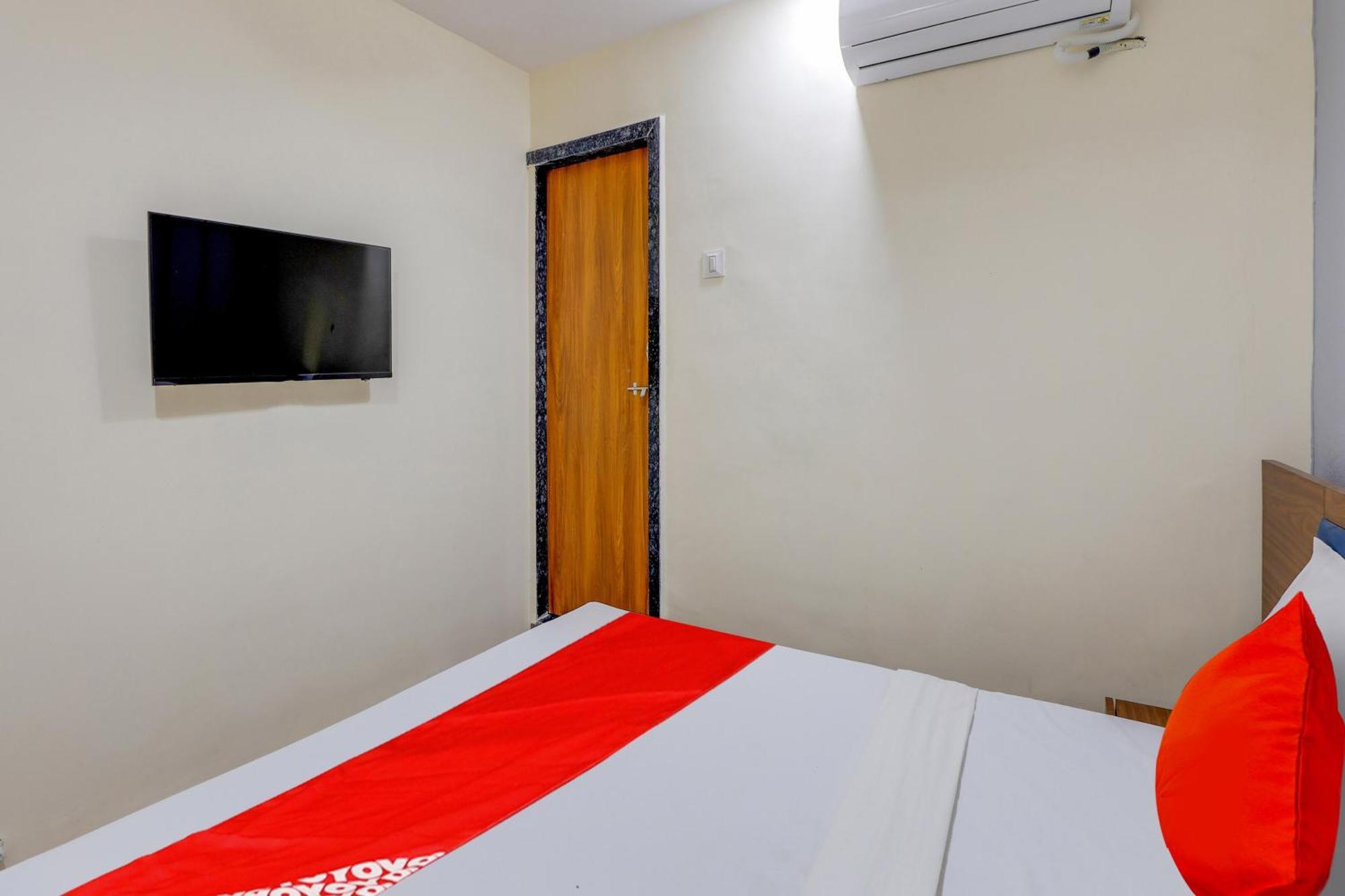 Hotel O Lotus Surat Bagian luar foto