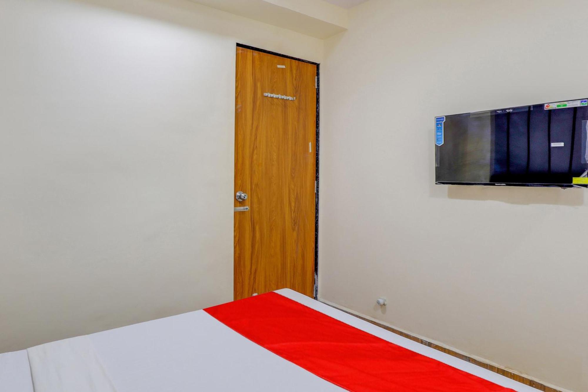 Hotel O Lotus Surat Bagian luar foto