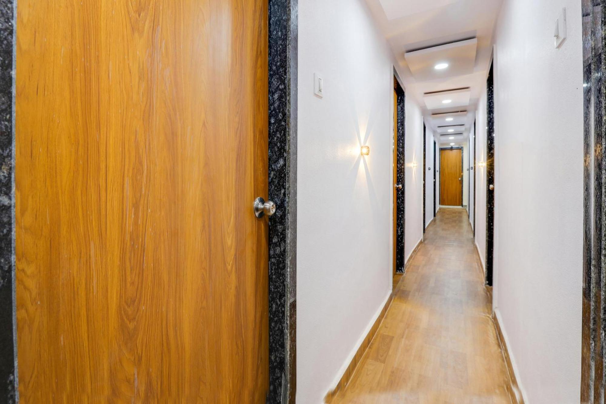Hotel O Lotus Surat Bagian luar foto